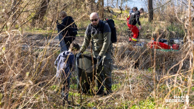 Mieszkańcy Szczecina zakasali rękawy, chwycili za worki na śmieci i posprzątali brzegi rzeki. W ramach akcji Czysta Odra wolontariusze i społecznicy zebrali się na plaży w Dąbiu i przy Dziewokliczu.