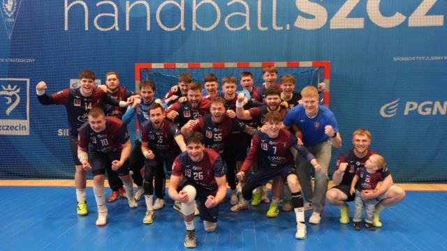 Piłkarze ręczni Sandry SPA Pogoni nadal w grze o awans do Superligi. Szczecinianie w zachodniopomorskich derbach pokonali u siebie Gwardię Koszalin 39:33 w 22. kolejce rozgrywek Ligi Centralnej.