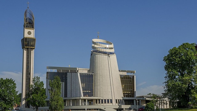 Tysiące wiernych w Sanktuarium Bożego Miłosierdzia w krakowskich Łagiewnikach. Przez cały weekend trwa tam Święto Miłosierdzia, ustanowione przez Jana Pawła II w dwutysięcznym roku, upamiętniające objawienia świętej Faustyny.