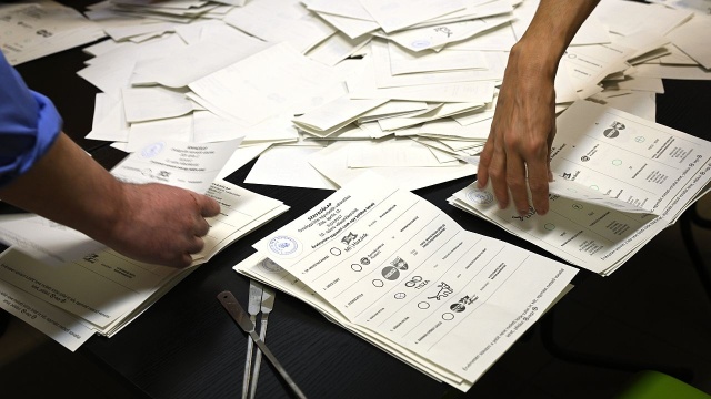 Po przeliczeniu prawie ponad 37 głosów prowadzi opozycyjna TISZA. Wyborcy partii FIDESZ Viktora Orbana oczekują na wyniki w pobliżu centrum kongresowego w Budapeszcie.