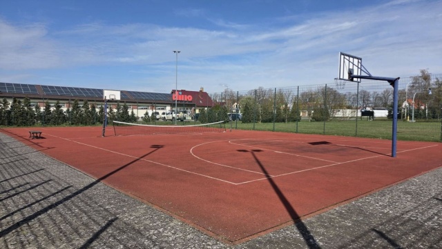 Wielkimi krokami zbliża się modernizacja kompleksu sportowego w Moryniu. Powstanie też nowe miejsce zabaw dla dzieci. Właśnie podpisano umowę w tej sprawie.