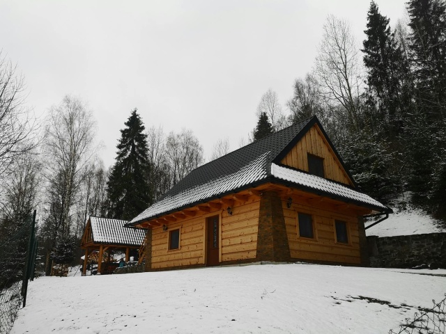Temat świadectw charakterystyki energetycznej dla domów letniskowych i budynków rekreacyjnych budzi wiele kontrowersji, głównie ze względu na to, że wiele z tych obiektów nie posiada tradycyjnych systemów grzewczych. Czy w takim przypadku prawo również wymaga sporządzenia operatu Odpowiedź zależy od kilku kluczowych czynników: przeznaczenia budynku, czasu jego użytkowania oraz obecności jakichkolwiek źródeł regulacji temperatury.