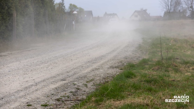 To problem, który od dłuższego czasu wisi w powietrzu, bo zamiast asfaltu jest pył. Mieszkańcy ulicy Młyńskiej w Przęsocinie od ponad roku zmagają się z uciążliwym pyłem z drogi, wysypanej materiałem przypominającym zmielony beton.