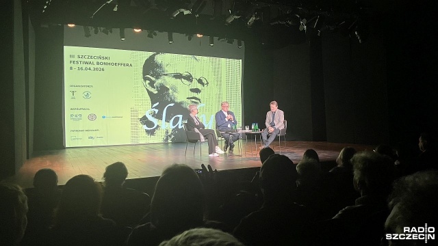 100. urodziny reżysera Andrzeja Wajdy uhonorowano w poniedziałek w Szczecinie spotkaniem i projekcją filmu Popiół i diament na III Festiwalu Bonhoeffera.