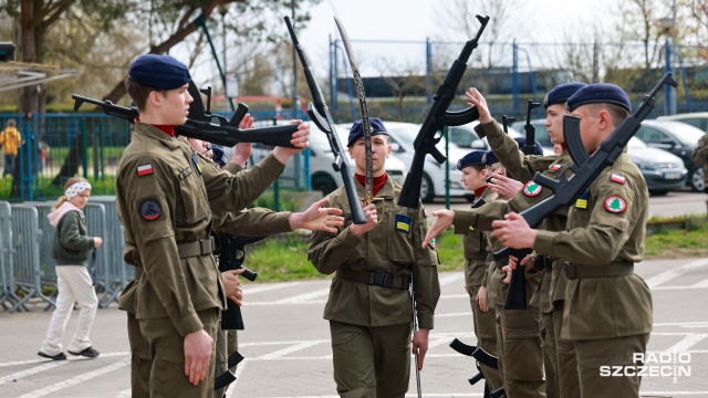 Były salwy, precyzyjne zwroty i przerzuty bronią - dodajmy - gumową. Szkolna hala widowiskowo-sportowa w Policach zmieniła się w arenę wojskowej precyzji i dyscypliny.
