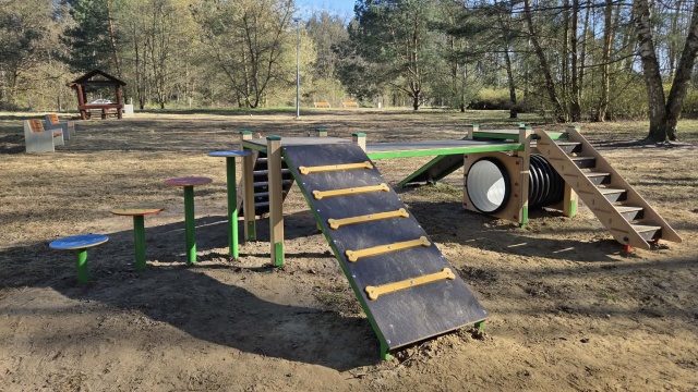 Popularne place dla czworonogów w Lesie Arkońskim i przy ulicy Chopina doczekały się ulepszeń.