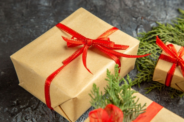 Świąteczna paczka nie jest już tylko miłym dodatkiem do grudniowej atmosfery. Dobrze dobrana działa jak cichy ambasador firmy: wzmacnia relacje, pokazuje uważność i przypomina pracownikom, że ich wysiłek został zauważony. W czasach, gdy o zaangażowanie trzeba dbać przez cały rok, takie gesty nabierają realnej wartości biznesowej.