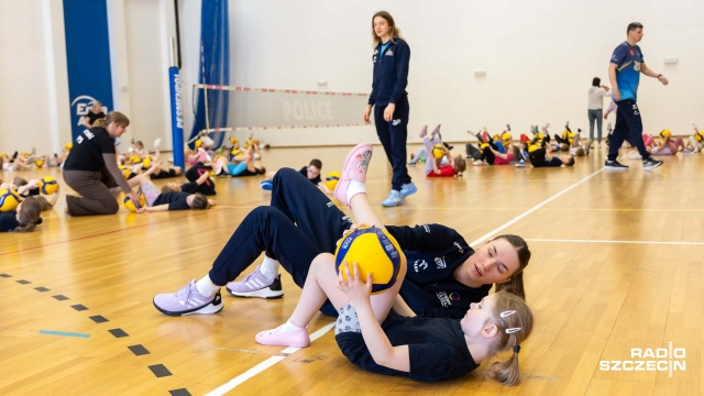 Maluchy z zapałem i energią wykonywały siatkarskie ćwiczenia z zawodniczkami. Były także gry i zabawy prowadzone przez trenera Dawida Michora.