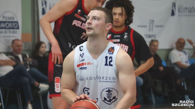 Koszykarze Kotwicy Kołobrzeg zagrają w play-offach. W bezpośrednim meczu o ostatnie wolne miejsce w czołowej ósemce pierwszej ligi pokonali Polonię Warszawa.