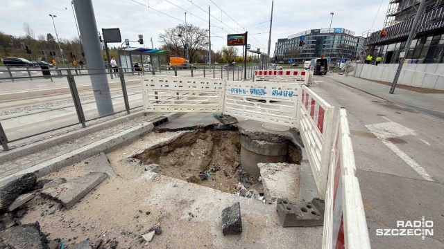 Dziura w jezdni na Powstańców Wielkopolskich w Szczecinie zostanie z nami na dłużej.