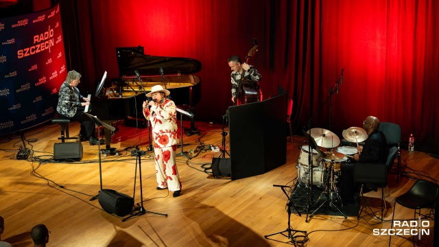 Kiedy scena spotyka widownię, czyli muzyczny dialog z Gershwinem w Radiu Szczecin. Studio Koncertowe S-1 im. Jana Szyrockiego wypełniły dźwięki jazzu podczas koncertu Joli Szczepaniak z repertuarem Georgea Gershwina.