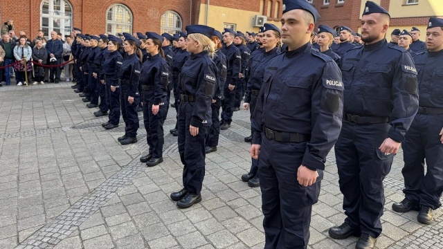 Podczas uroczystej ceremonii ślubowania ponad 100 policjantów zobowiązało się do wiernej służby i ochrony bezpieczeństwa mieszkańców.