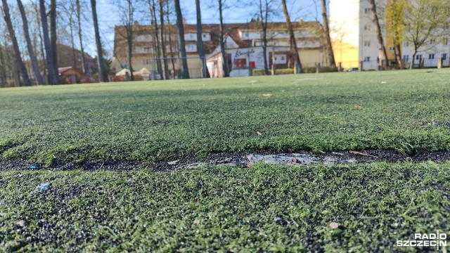 Trzy i pół miliona złotych kosztować będzie modernizacja boiska piłkarskiego ze sztuczną nawierzchnią w kołobrzeskim Podczelu. Miasto podpisało umowę na realizację inwestycji.