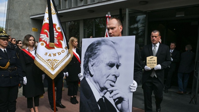 - Wielki pisarz to pisarz bliski. Taki, którego wizja nas dotyka, coś w nas porusza - powiedział poeta Wojciech Bonowicz podczas piątkowych uroczystości pogrzebowych Wiesława Myśliwskiego. Pisarz spoczął na Powązkach Wojskowych w Warszawie.