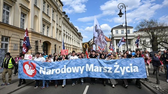 Tysiące ludzi przeszły ulicami Warszawy w Marszu Życia. W ten sposób chcieli wyrazić swoje poparcie dla rodziny, dzieci i wartości katolickich.