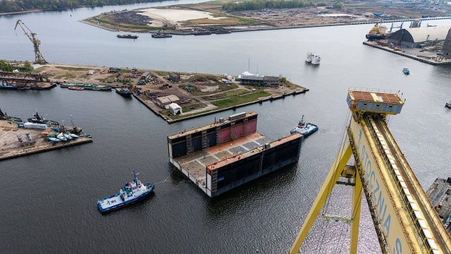 Stocznia Szczecińska Wulkan zwodowała pierwszy moduł nowego doku pływającego.