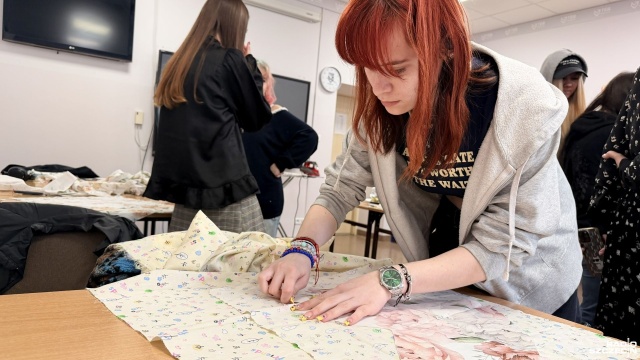 Ta poduszka w kształcie serca ma wielka moc. Ma odbarczać limfę, zabezpieczać ranę i pomóc kobietom, które są po mastektomii.