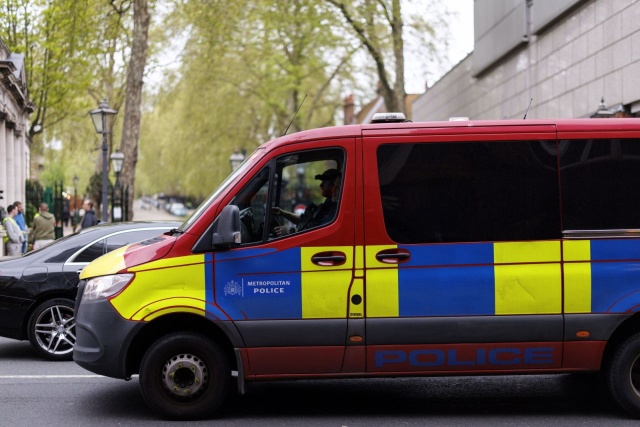Brytyjska policja poinformowała w poniedziałek, że aresztowała dwóch nastolatków - w wieku 19 i 17 lat - w związku z podpaleniem synagogi w północno-zachodnim Londynie. Było to kolejne w ostatnich tygodniach zdarzenie wymierzone w społeczność żydowską.