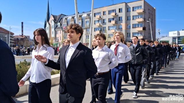 Dwa tygodnie do rozpoczęcia matur, to dla czwartoklasistów niemały stres. Na kilka dni przed oficjalnym zakończeniem roku szkolnego, kilkuset maturzystów, w centrum Świnoujścia odtańczyło Poloneza.