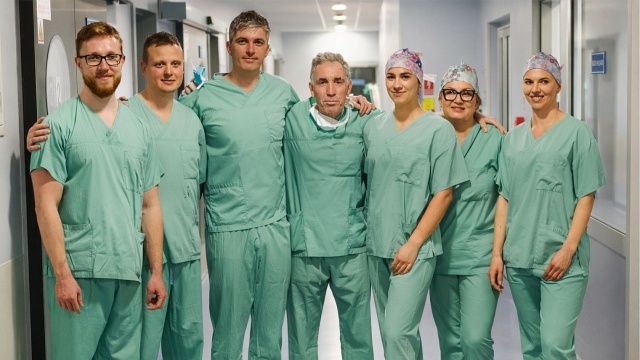 Chodzi o zabieg rekonstrukcyjny barku, łączący elementy mikrochirurgii, torakochirurgii oraz chirurgii kończyny górnej.