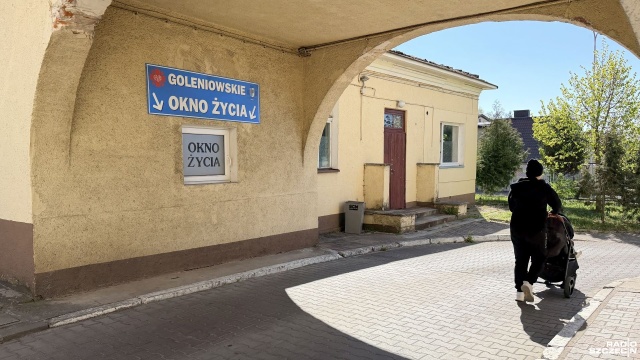 1,5-roczne dziecko w goleniowskim oknie życia. Chłopiec trafił do niego w piątek.