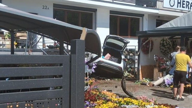 Samochód wjechał w budynek kwiaciarni przy ul. Ku Słońcu w Szczecinie.