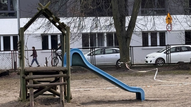 Zdewastowane urządzenia, wystające z ziemi druty, wkopane opony - tak od kilku lat wygląda plac zabaw przy miejskim przedszkolu Ekolandia, przy ul. Ceglanej na północy Szczecina.