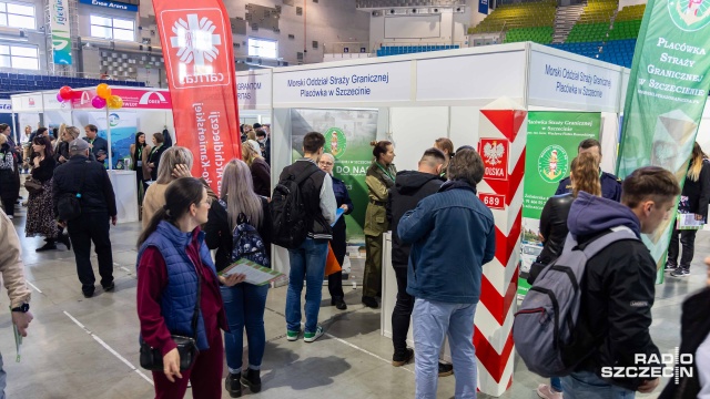 Pracę łatwiej znaleźć w realu niż liczyć na to, że ktoś odpowie na aplikację przez internet. Przekonują o tym szczecinianie, którzy odwiedzili Enea Arenę. Trwają tam jubileuszowe, XXV Targi Pracy.