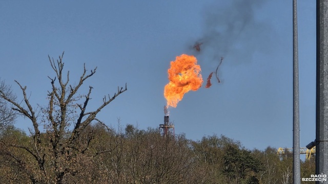 Nad świnoujskim terminalem LNG pojawił się ogień, który będzie widoczny do jutra. Nie ma jednak powodów do paniki - to efekt planowych prac eksploatacyjnych.