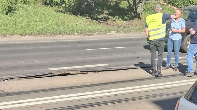 Kolejny raz doszło do paraliżu na torach w okolicach katedry. Około godziny 15 doszło tam do wybrzuszenia szyny tramwajowej.