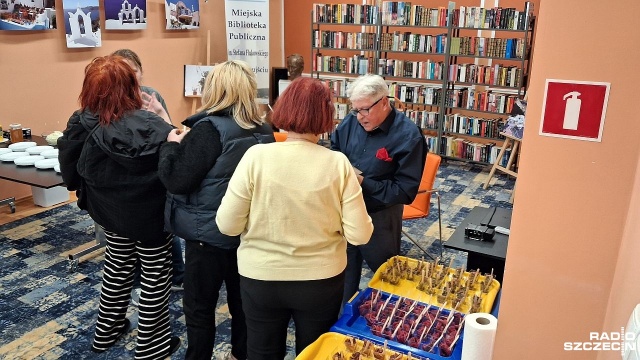 To nie było zwykłe spotkanie o zwykłej książce. W świnoujskiej bibliotece poza książkami o historii kulinarnej naszego regionu, pojawiły się śledzie.