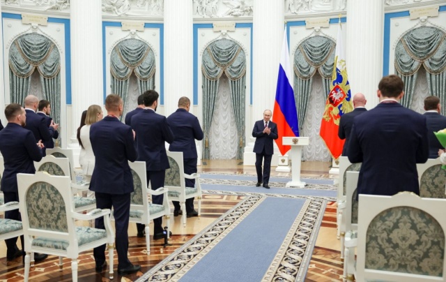 Władimir Putin jest gotów w każdej chwili spotkać się z wysłannikami Donalda Trumpa, ale nie z Wołodymyrem Zełenskim. Mówił o tym w rosyjskiej telewizji państwowej rzecznik Kremla, Dmitrij Pieskow.