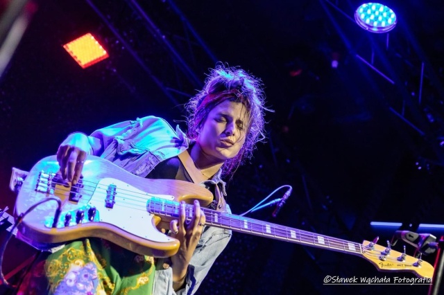 Jej wirtuozowska gra na gitarze basowej umiejętnie łączona z nowoczesnymi brzmieniami, już od dawna wykroczyła poza ramy polskiej sceny muzycznej. Gra z ogromnym powodzeniem w kultowych klubach i prestiżowych salach koncertowych na całym świecie z tuzami światowego jazzu, choćby z legendarnym Marcusem Millerem czy Michaelem League. W czwartek w Szczecinie wystąpi Kinga Głyk.