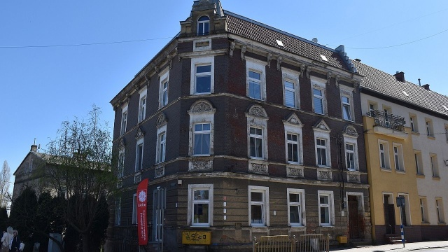 Mieści się na parterze budynku mieszkalnego przy ulicy Nad Odrą 20. Dawniej działała tam apteka, natomiast teraz lokal przeszedł przebudowę i będzie pełnił funkcję świetlicy środowiskowej.