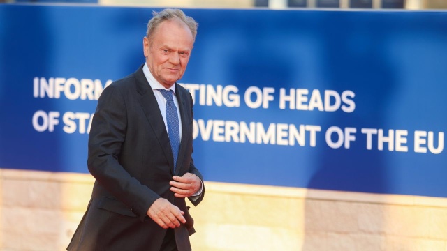 - Wykończyli go. To rozgrywka wewnątrz Pałacu Prezydenckiego - tak Donald Tusk komentuje dymisję szefa BBN Sławomira Cenckiewicza.