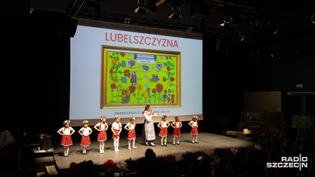 To była podróż po Polsce w kilka minut, opowiedziana folklorem w dziecięcym wydaniu. Tak wyglądał Przegląd Międzyprzedszkolny Na ludową nutę na scenie Domu Kultury Krzemień w szczecińskich Podjuchach.
