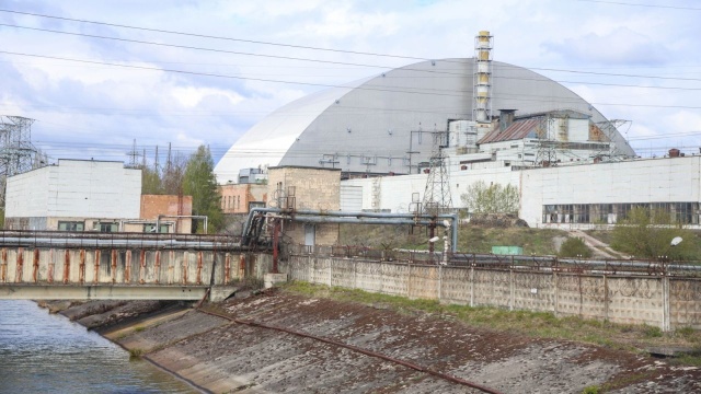 40 lat po katastrofie elektrowni jądrowej w Czarnobylu w Ukrainie strefa wokół niej pozostaje zamkniętym obszarem ściśle kontrolowanym przez wojsko. Po rosyjskiej okupacji w 2022 roku zbudowano tam umocnienia, a w lasach rozmieszczono sprzęt wojskowy.