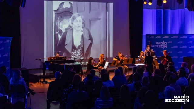 Studio S-1 Radia Szczecin zmieniło się w sale kinową. I to nie byle jaką. Bo można było w niej nie tylko obejrzeć film pt. Nosferatu - symfonia grozy z 1922 roku, ale także posłuchać muzyki na żywo.