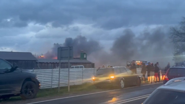 Płonie tartak w miejscowości Dalewo pod Stargardem.