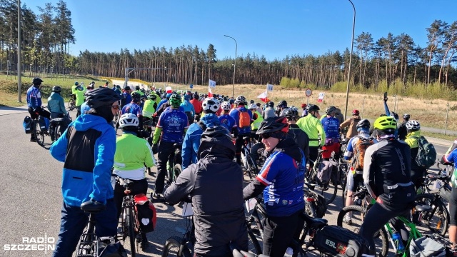 Prawie 500 cyklistów w ramach 15. Rajdu Rowerowego Dookoła Zalewu Szczecińskiego przejechało świnoujskim tunelem.