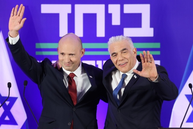 Premier Izraela może mieć kłopoty. Dwaj byli szefowie rządu zawiązali koalicję i chcą wspólnie wystartować w jesiennych wyborach parlamentarnych. Taka sama koalicja pięć lat temu odsunęła Benjamina Netanjahu od władzy.