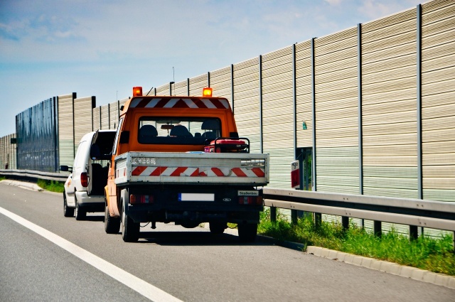 Wyjazdy nad morze to dla mieszkańców Szczecina jedna z najpopularniejszych form weekendowego i wakacyjnego wypoczynku. Trasa do Darłowa, prowadząca przez malownicze tereny Pomorza Zachodniego, zazwyczaj przebiega bezproblemowo. Jednak nawet najlepiej przygotowany samochód może odmówić posłuszeństwa. W takich sytuacjach kluczową rolę odgrywa sprawnie działająca pomoc drogowa w Darłowie, która zapewnia szybkie wsparcie zarówno turystom, jak i lokalnym kierowcom.