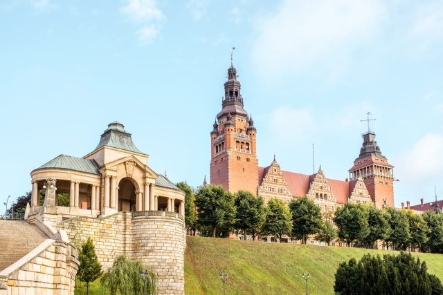 Rynek nieruchomości w Polsce wchodzi w fazę stabilizacji po dynamicznych wzrostach z poprzednich lat, jednak nadal widać wyraźne różnice pomiędzy poszczególnymi miastami. Na tym tle mieszkania w Szczecinie prezentują się jako relatywnie dostępna, choć stopniowo drożejąca alternatywa dla największych aglomeracji. Dane z I kwartału 2026 roku pokazują, że lokalny rynek wtórny utrzymuje umiarkowane tempo wzrostu, a jednocześnie pozostaje atrakcyjny dla kupujących szukających kompromisu między ceną a jakością życia.