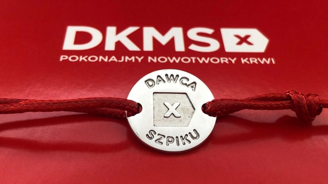 Ponad 36 tysięcy nowych potencjalnych dawców szpiku dołączyło do bazy Fundacji DKMS w zaledwie dwa dni. To efekt transmisji na żywo, w trakcie której internetowy influencer Łatwogang zbierał pieniądze dla dzieci chorujących na raka, a akcji towarzyszyła szeroka kampania edukacyjna o dawstwie szpiku.