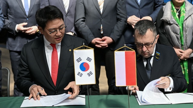 PKP Cargo podpisało list intencyjny z koreańską spółką Shung Shin Rolling Stock Technology (SSRST) dotyczący współpracy przy projekcie taboru dla logistyki obronnej w Polsce, z możliwą produkcją w Szczecinie - poinformowała spółka w raporcie giełdowym.