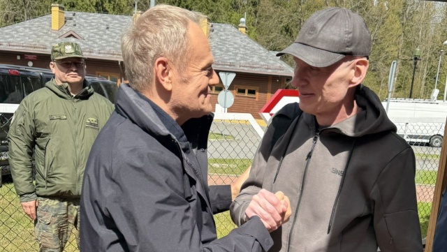 Premier Donald Tusk poinformował we wtorek, że Andrzej Poczobut jest wolny. Witaj w polskim domu, Przyjacielu - napisał premier na X, dołączając zdjęcie z powitania z Poczobutem.
