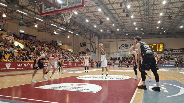 Koszykarze PGE Spójni Stargard awansowali do półfinału play-off 1 ligi. W środę pokonali na własnym parkiecie Decką Pelplin 93:78.