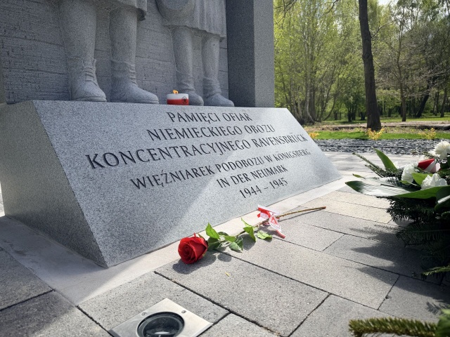Pomnik więźniarek, upamiętniający ofiary podobozu koncentracyjnego dla kobiet w Chojnie, został uroczyście odsłonięty.