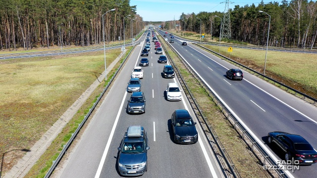 Majówka to czas wzmożonych wyjazdów. Choć pogoda sprzyja, to dochodzi do kolizji i wypadków powodujących utrudnienia.