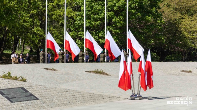 Pod pomnikiem Czynu Polaków w Szczecinie odbyły się uroczyste obchody Dnia Flagi Rzeczypospolitej Polskiej.